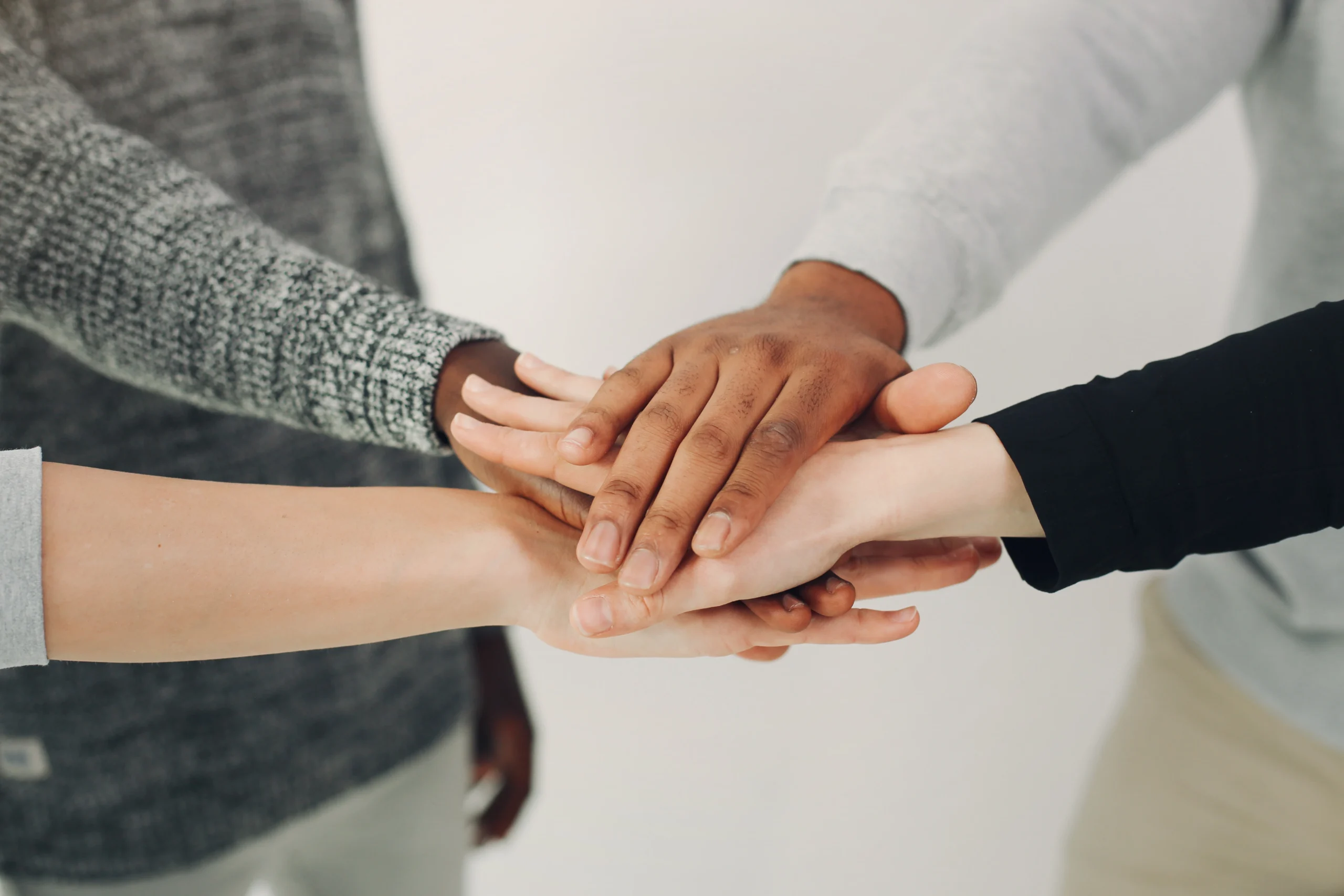 Jovens com as mãos unidas